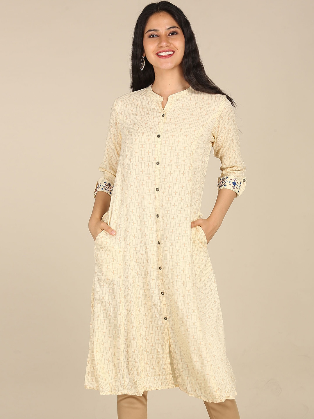 

Karigari Women Cream-Coloured Geometric Printed Embroidered Kurta