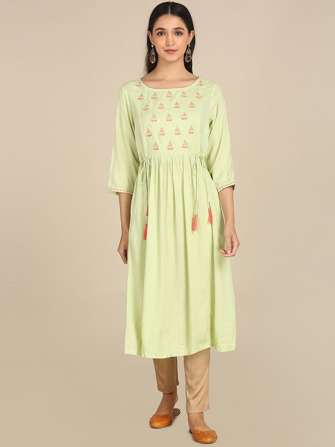 

Karigari Women Green & Peach-Coloured Floral Embroidered Flared Sleeves Thread Work Anarkali Kurta