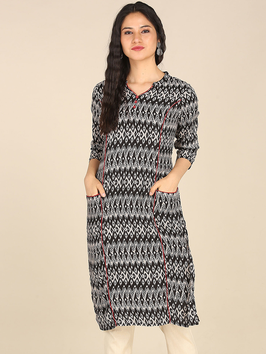 

Karigari Women Black Geometric Printed Kurta