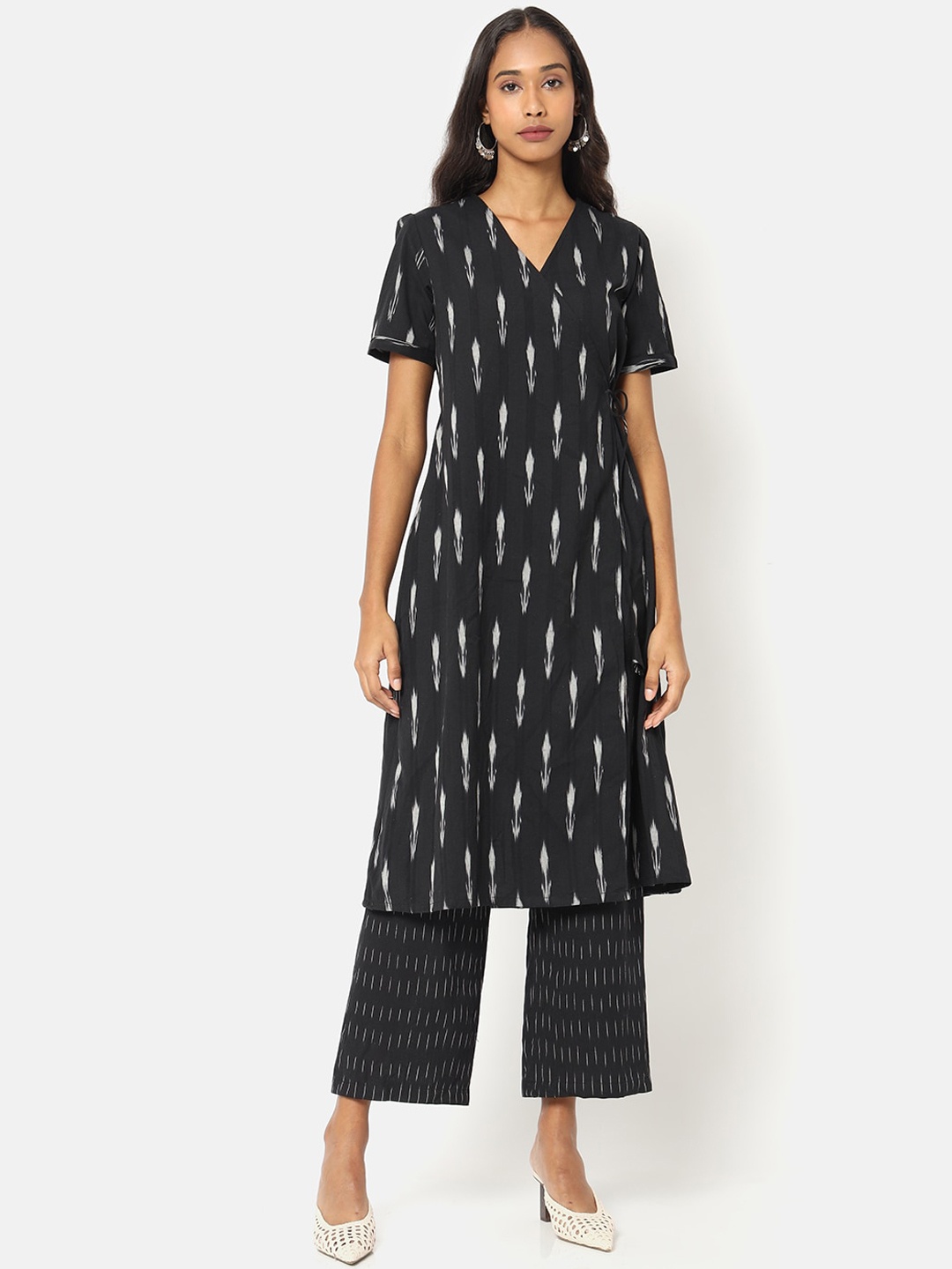 

Saaki Women Black Ethnic Motifs Printed Pure Cotton Kurta with Palazzos