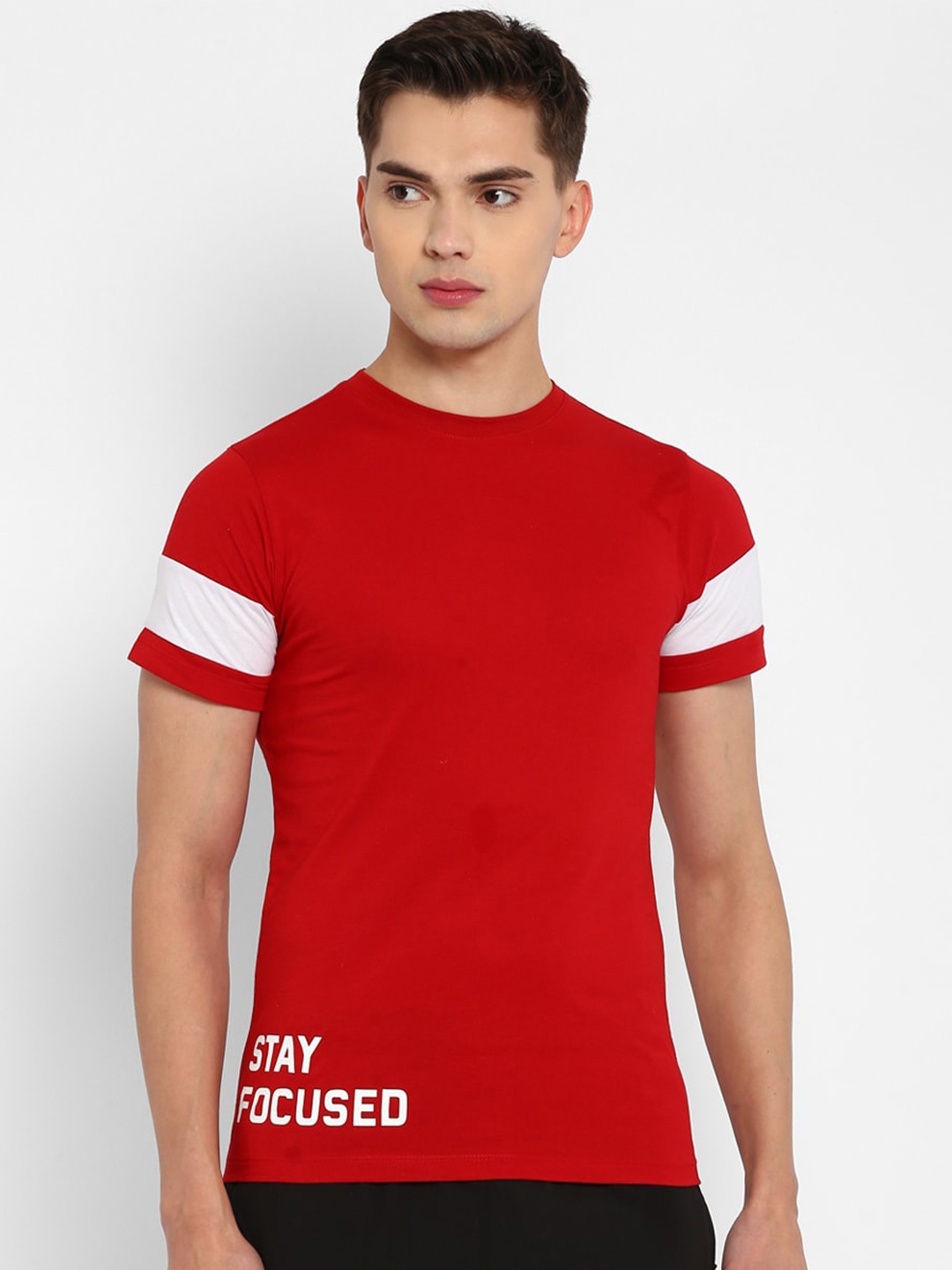 

Yuuki Men Red & White Solid Round Neck T-shirt