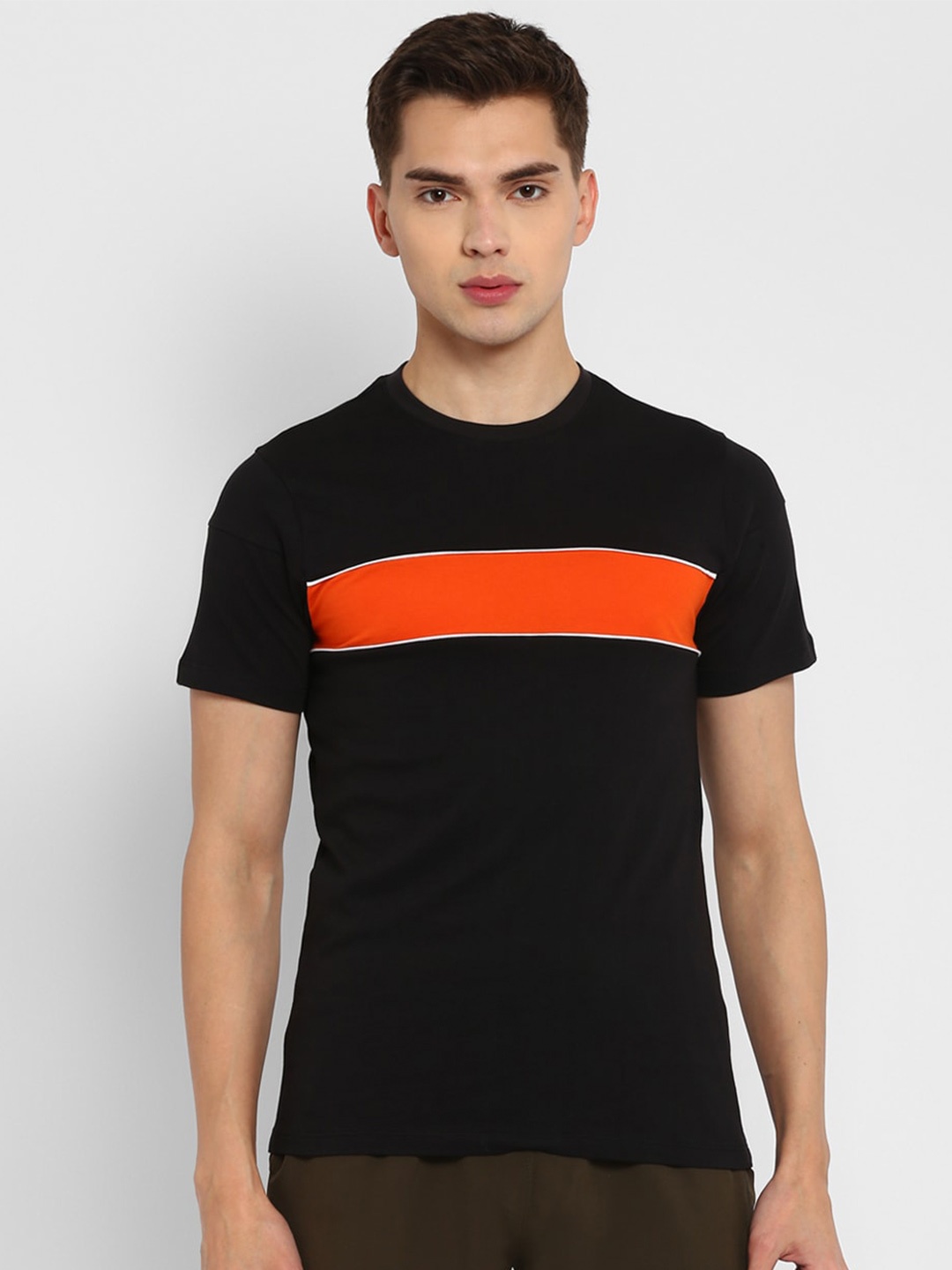 

Yuuki Men Black & Orange Striped Round Neck Cotton T-shirt