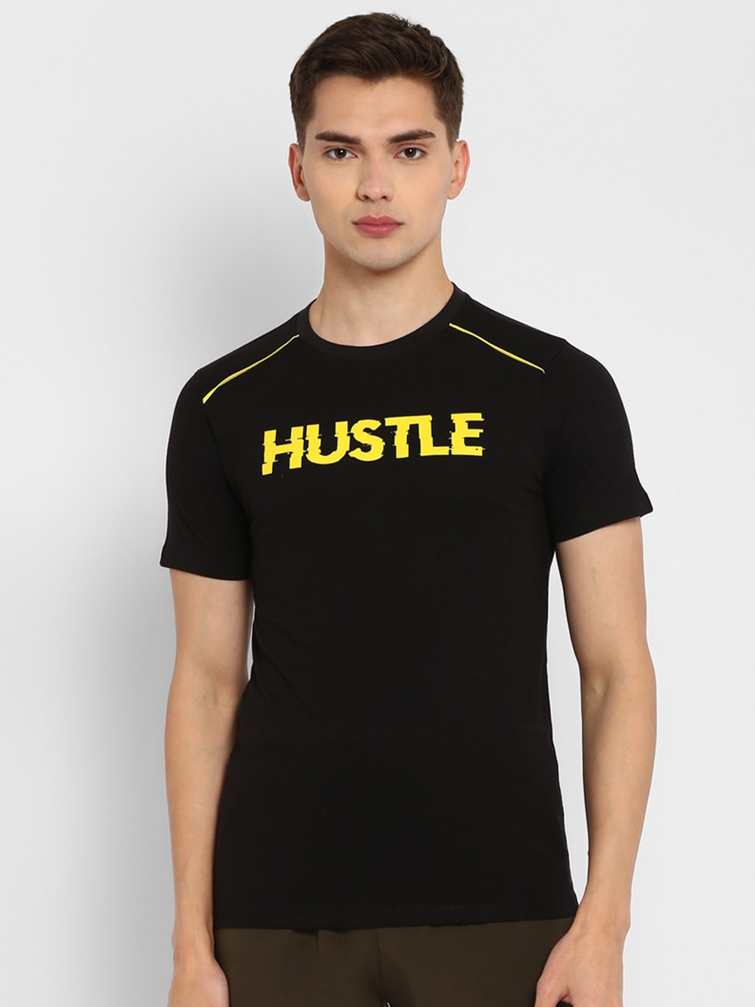 

Yuuki Men Black & Yellow Printed Round Neck Cotton T-shirt