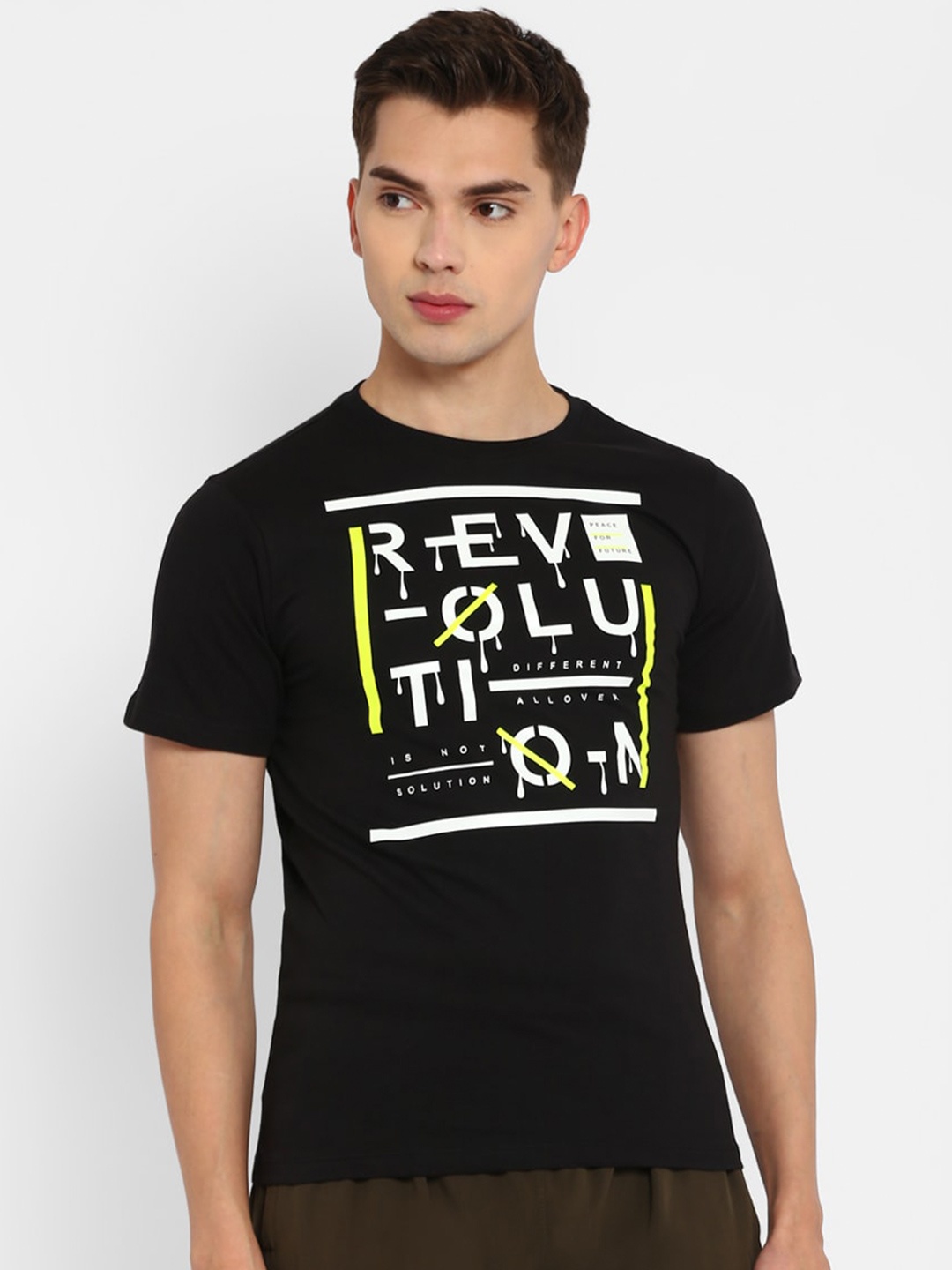 

Yuuki Men Black Typography Printed T-shirt