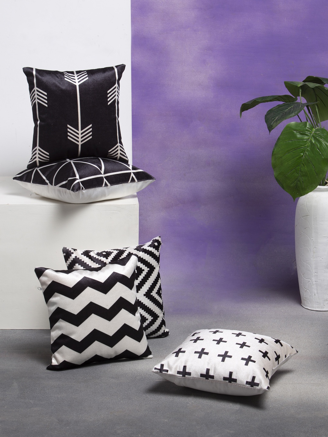 

DREAM WEAVERZ Black & White Set of 5 Geometric Velvet Square Cushion Covers