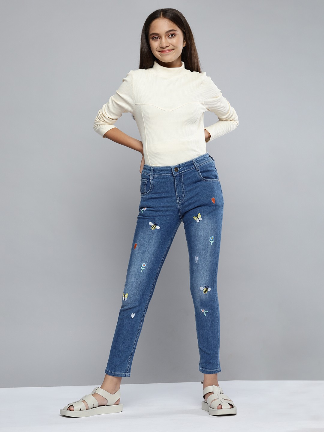 

YK Girls Blue Embroidered Stretchable Jeans
