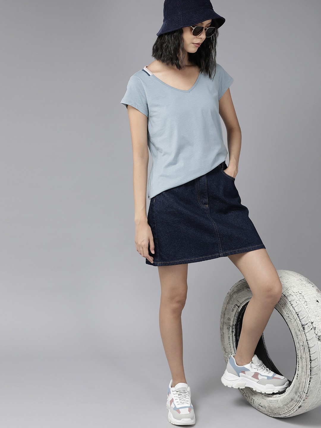 

The Roadster Lifestyle Co. Women Blue Solid Pure Cotton V-Neck T-shirt