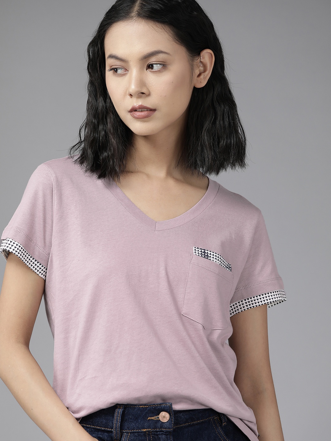 

The Roadster Lifestyle Co. Women Lavender Solid Pure Cotton T-shirt With Pocket Detail