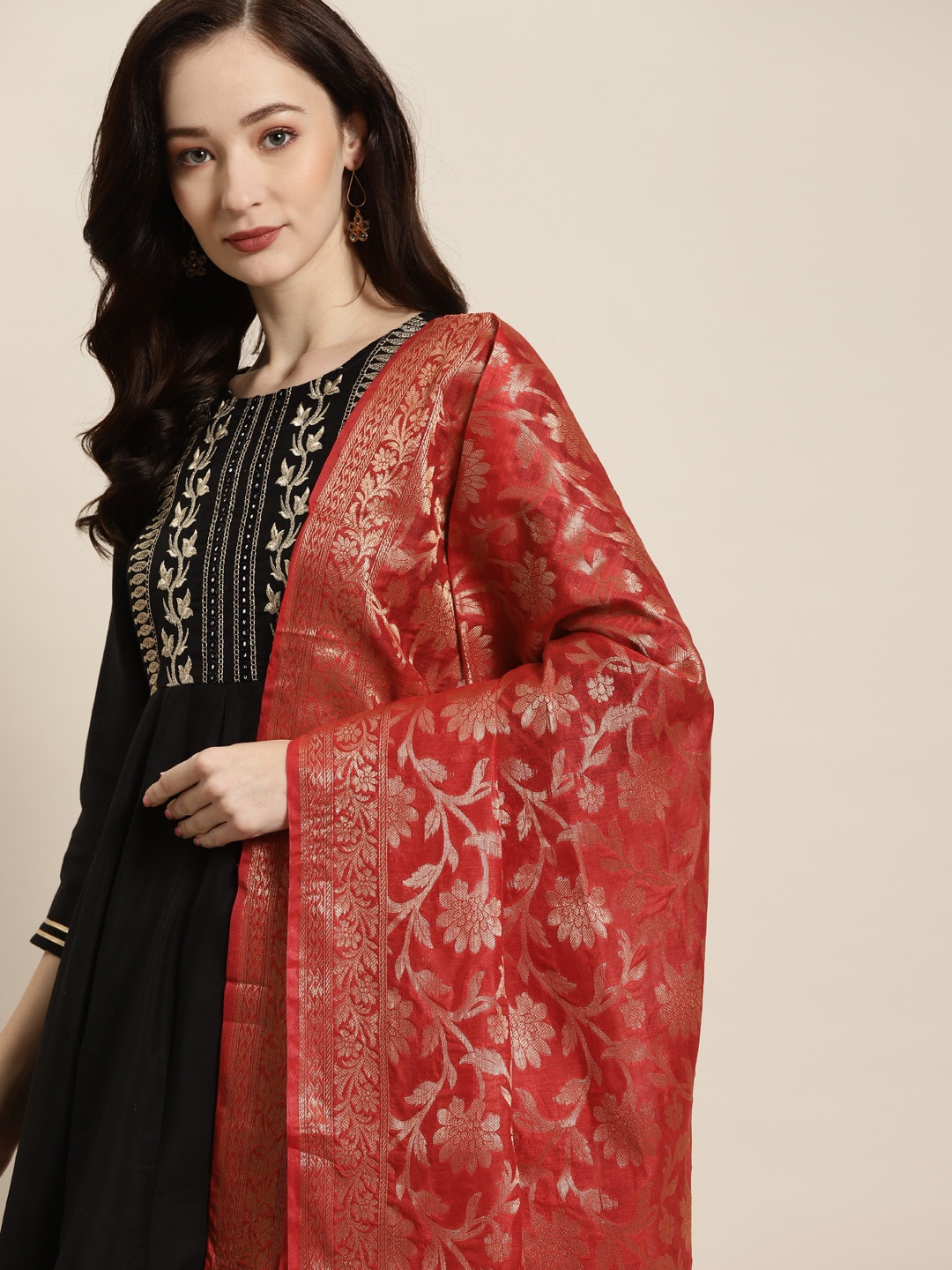 

Shae by SASSAFRAS Red & Gold-Coloured Ethnic Motifs Woven Design Banarasi Dupatta