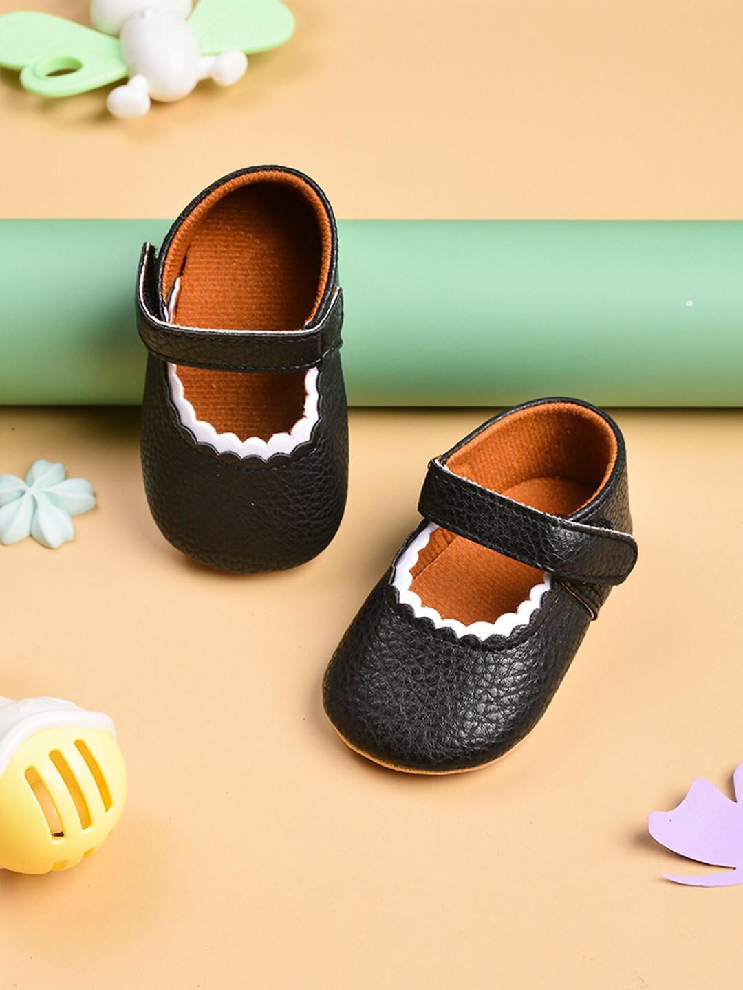 

POPLINS Infants Kids Black Solid Cotton Booties