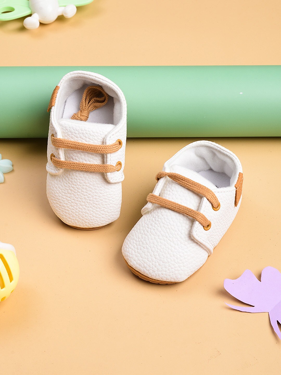 

POPLINS Infant Kids White & Brown Solid Cotton Booties