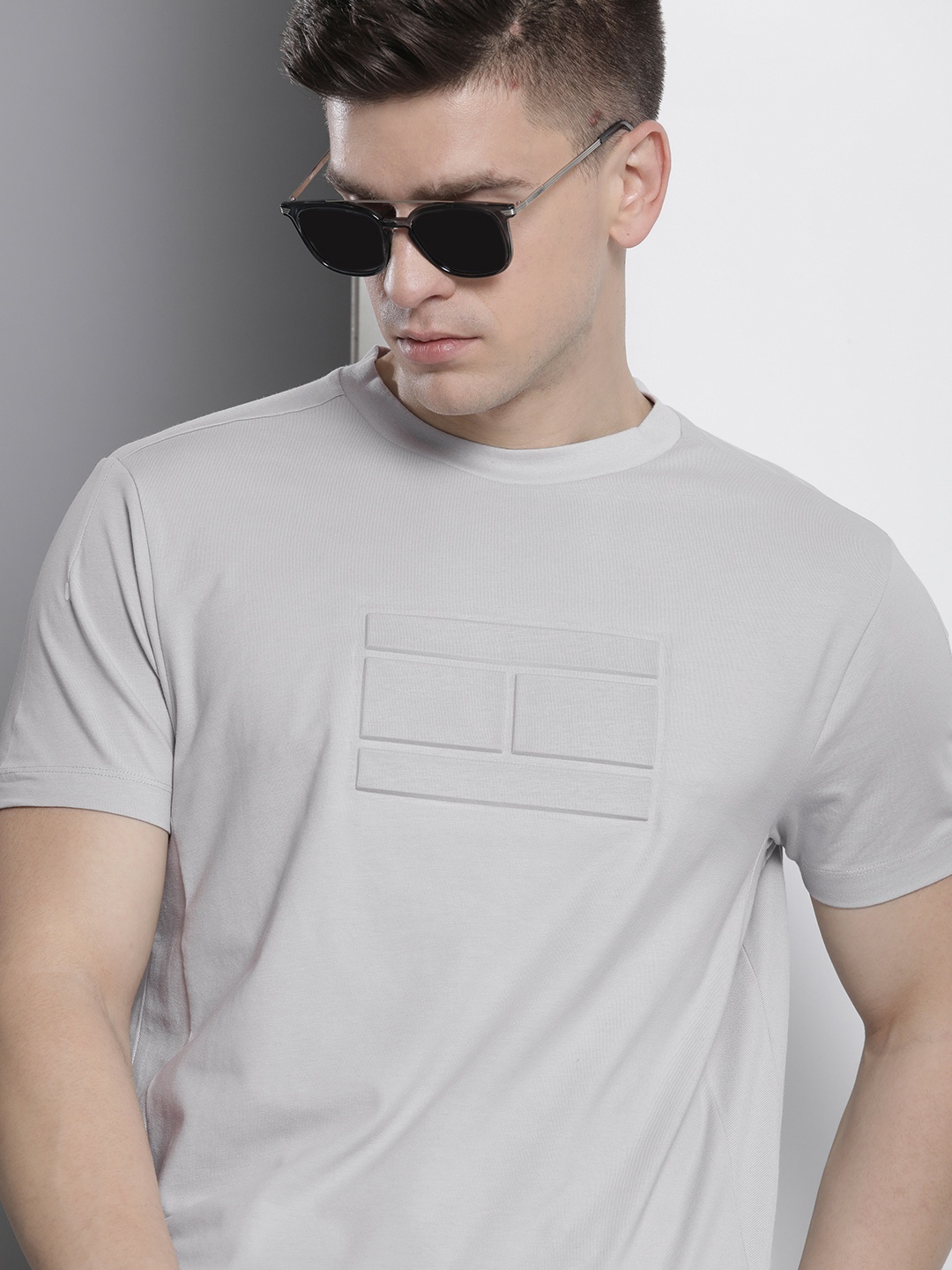 

Tommy Hilfiger Men Grey Solid Organic Cotton T-shirt