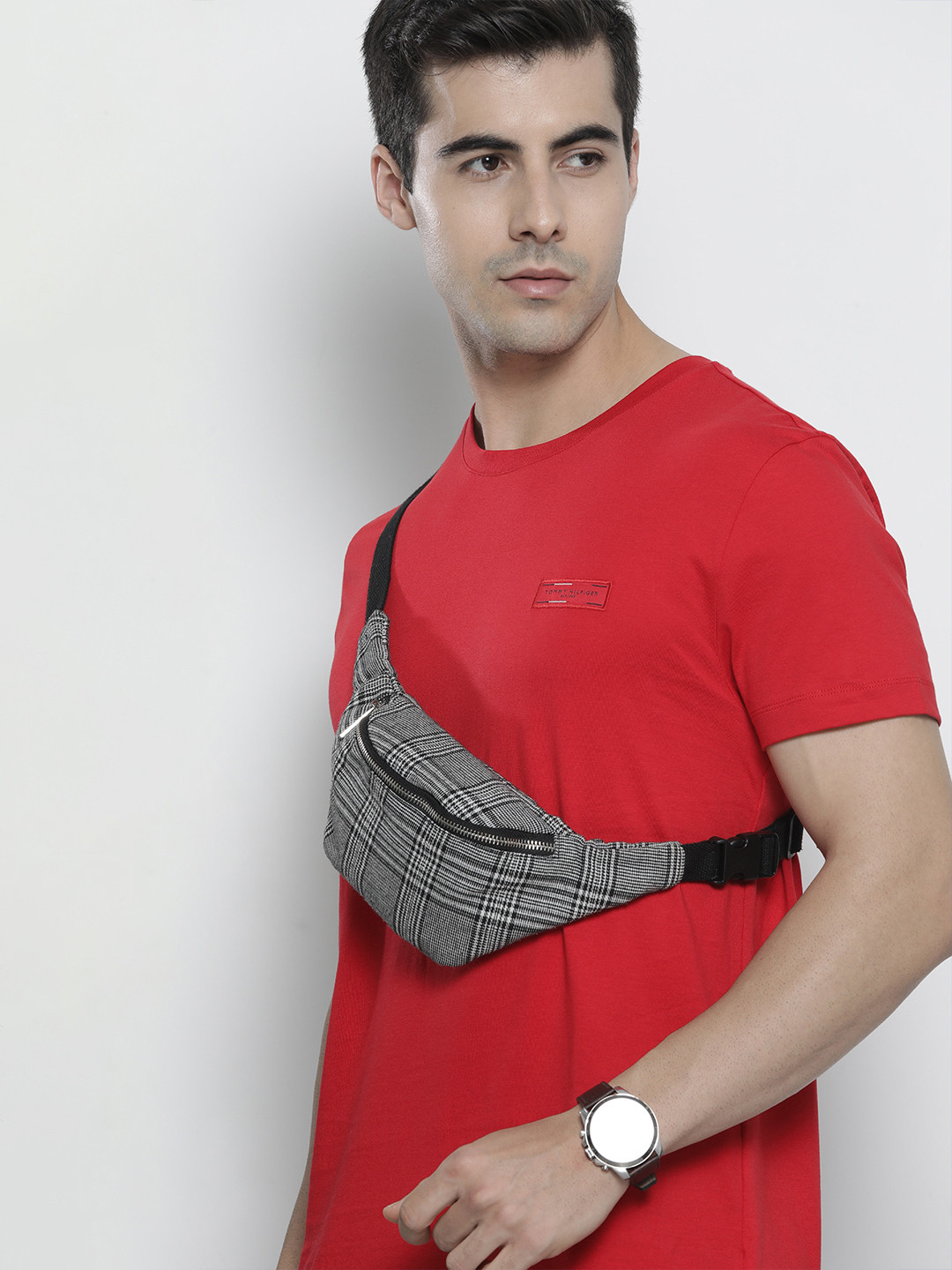 

Tommy Hilfiger Men Red Solid Pure Cotton Applique T-shirt