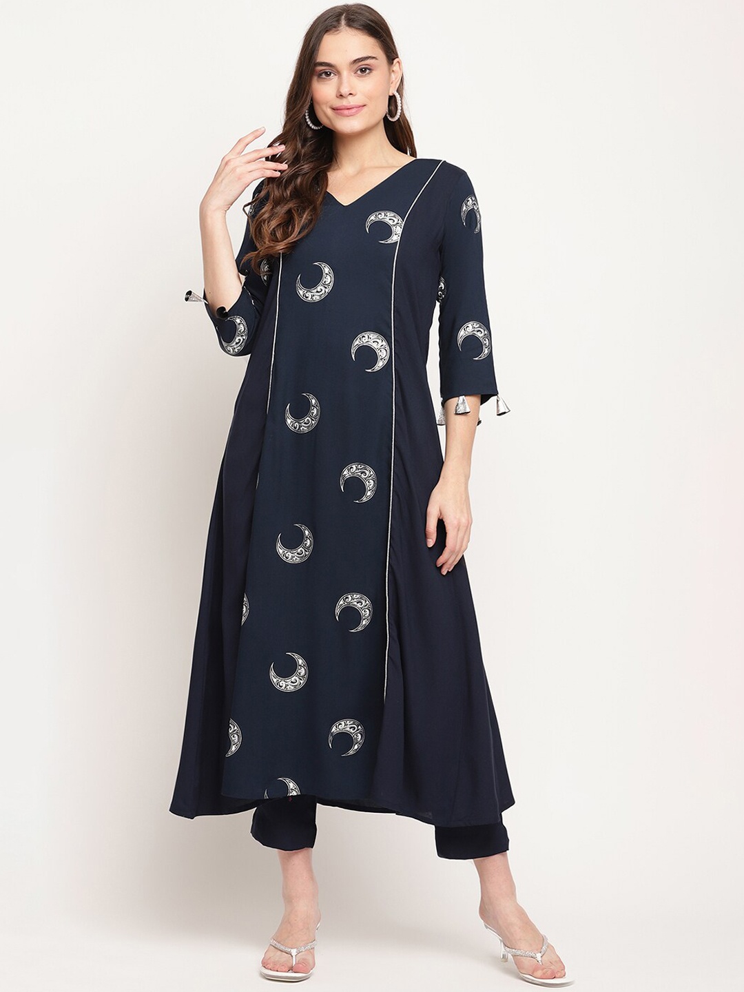 

Ahalyaa Women Navy Blue Ethnic Motifs Printed Kurta with Trousers