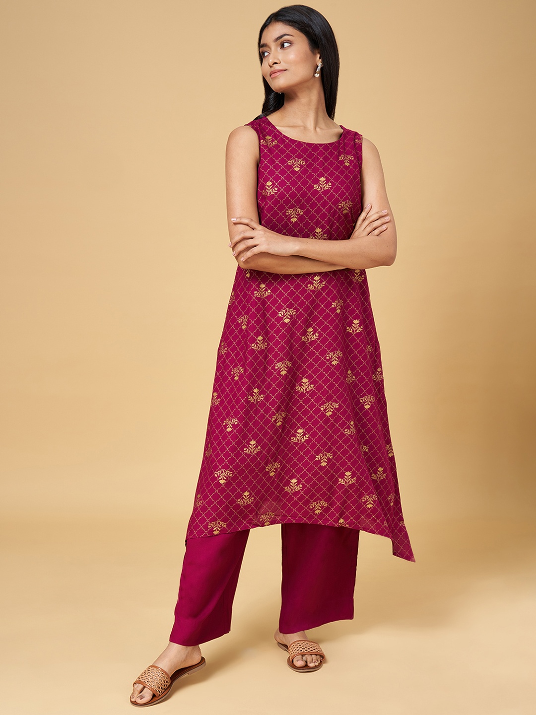 

RANGMANCH BY PANTALOONS Women Red Floral Printed Kurta with Trousers