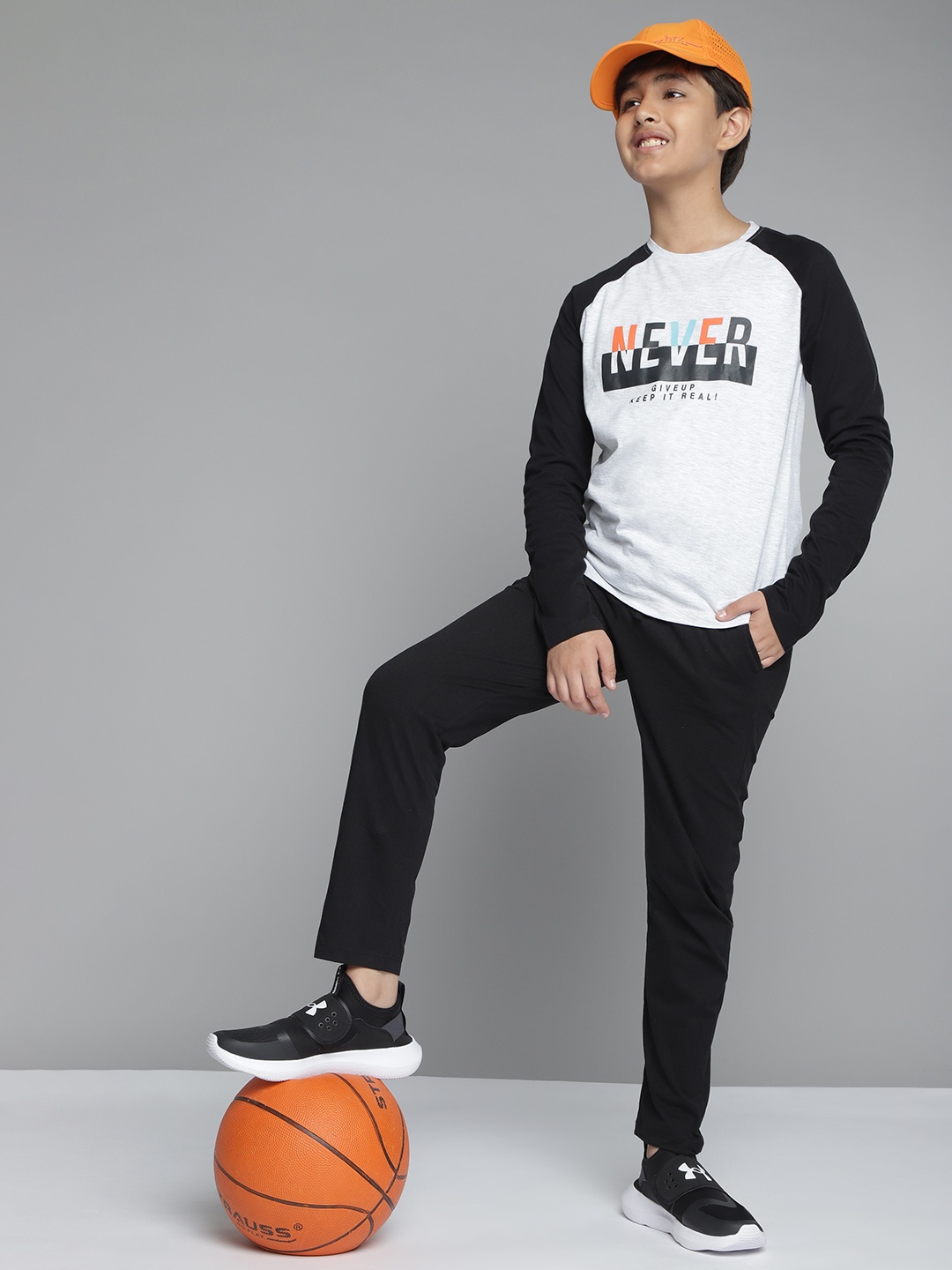 

YK Boys Grey & Black Printed T-shirt with Trousers