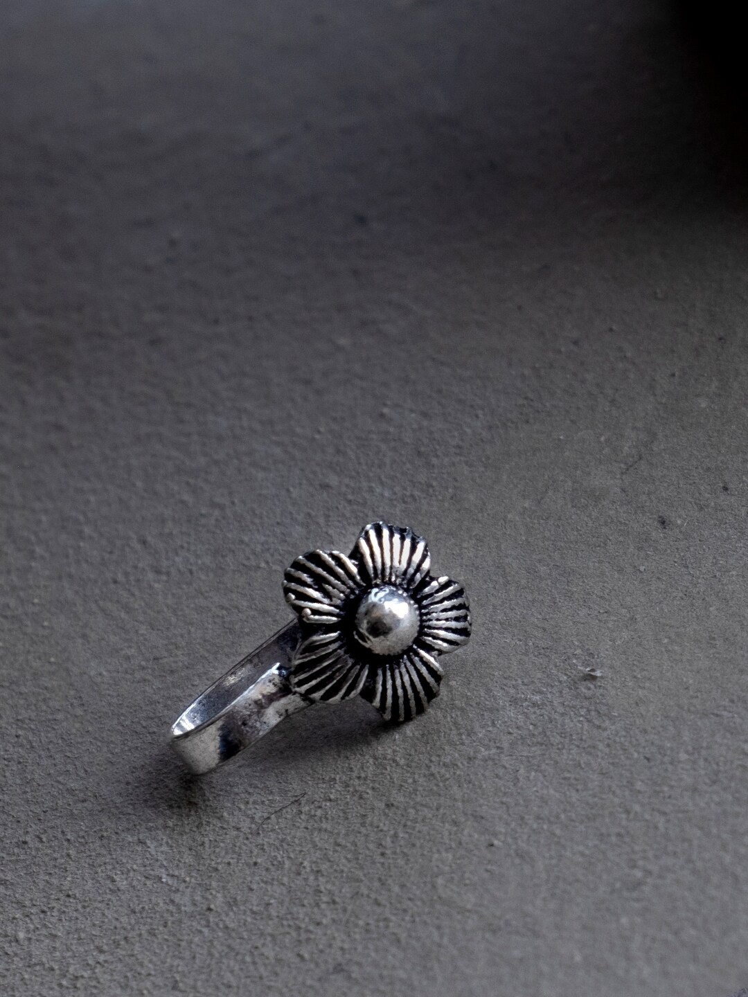 

Infuzze Oxidised Silver-Plated Stud Nosepin