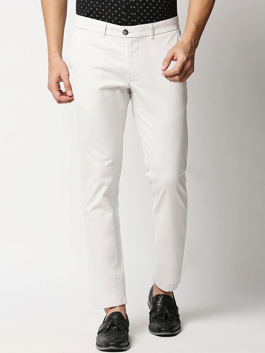 

Basics Men Grey Solid Tapered Fit Regular Trousers