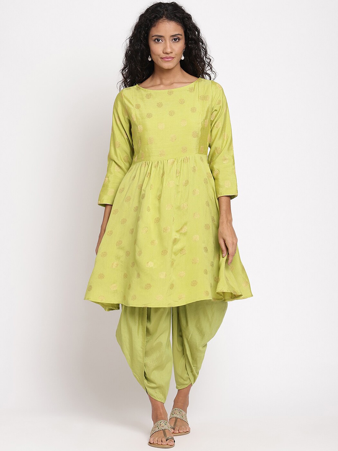 

Abhishti Macaw Flared Banarasi Kurta With Tulip Dhoti, Green