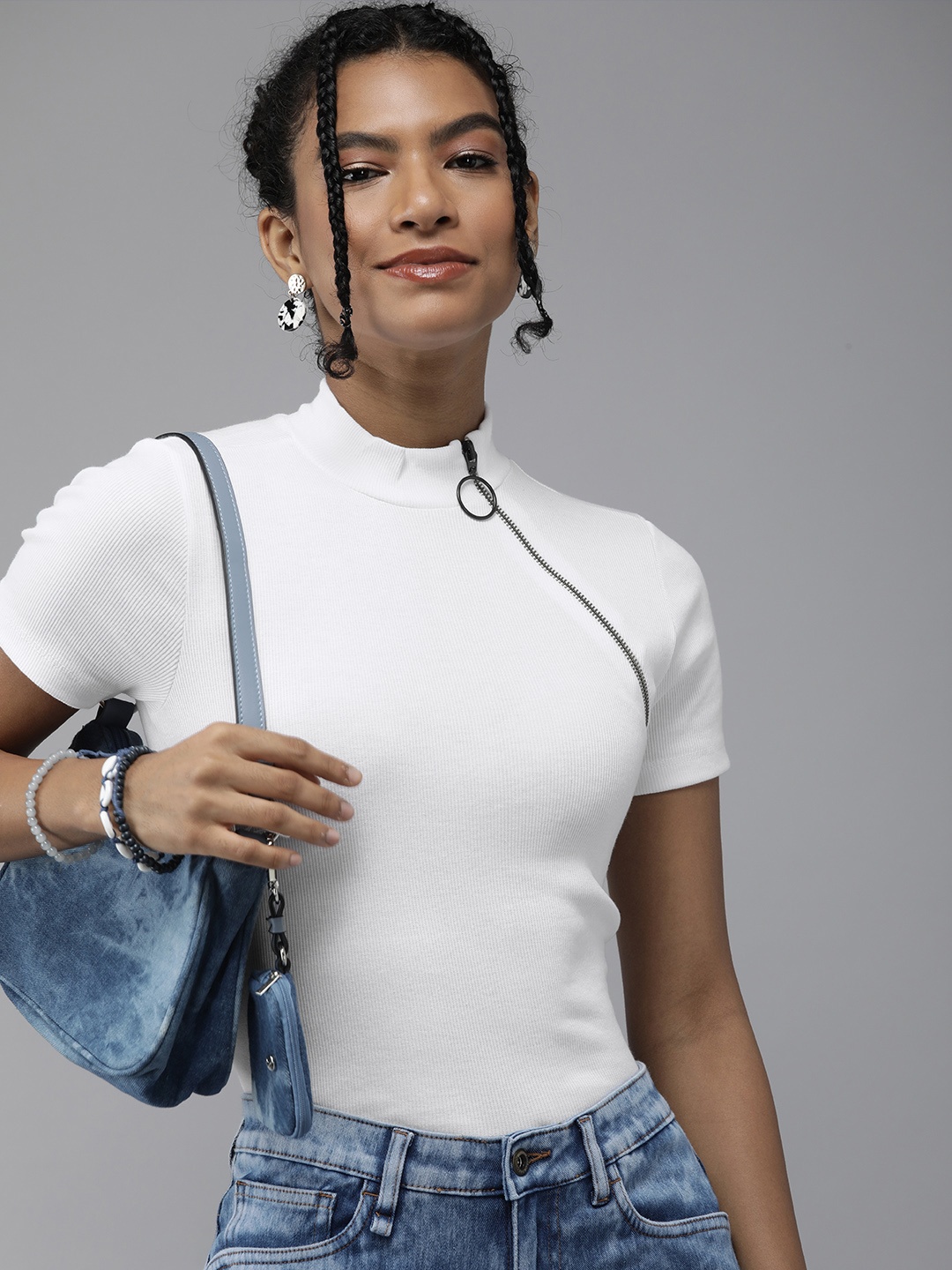 

The Roadster Lifestyle Co Womne White Ribbed High Neck Top With Zipper Detail
