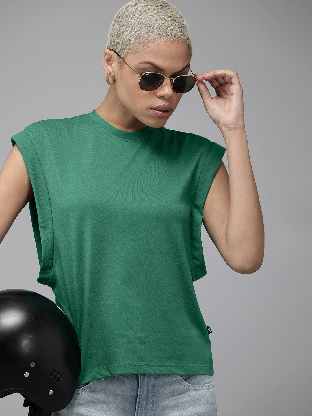 

The Roadster Lifestyle Co Women Green Solid Extended Sleeves Top