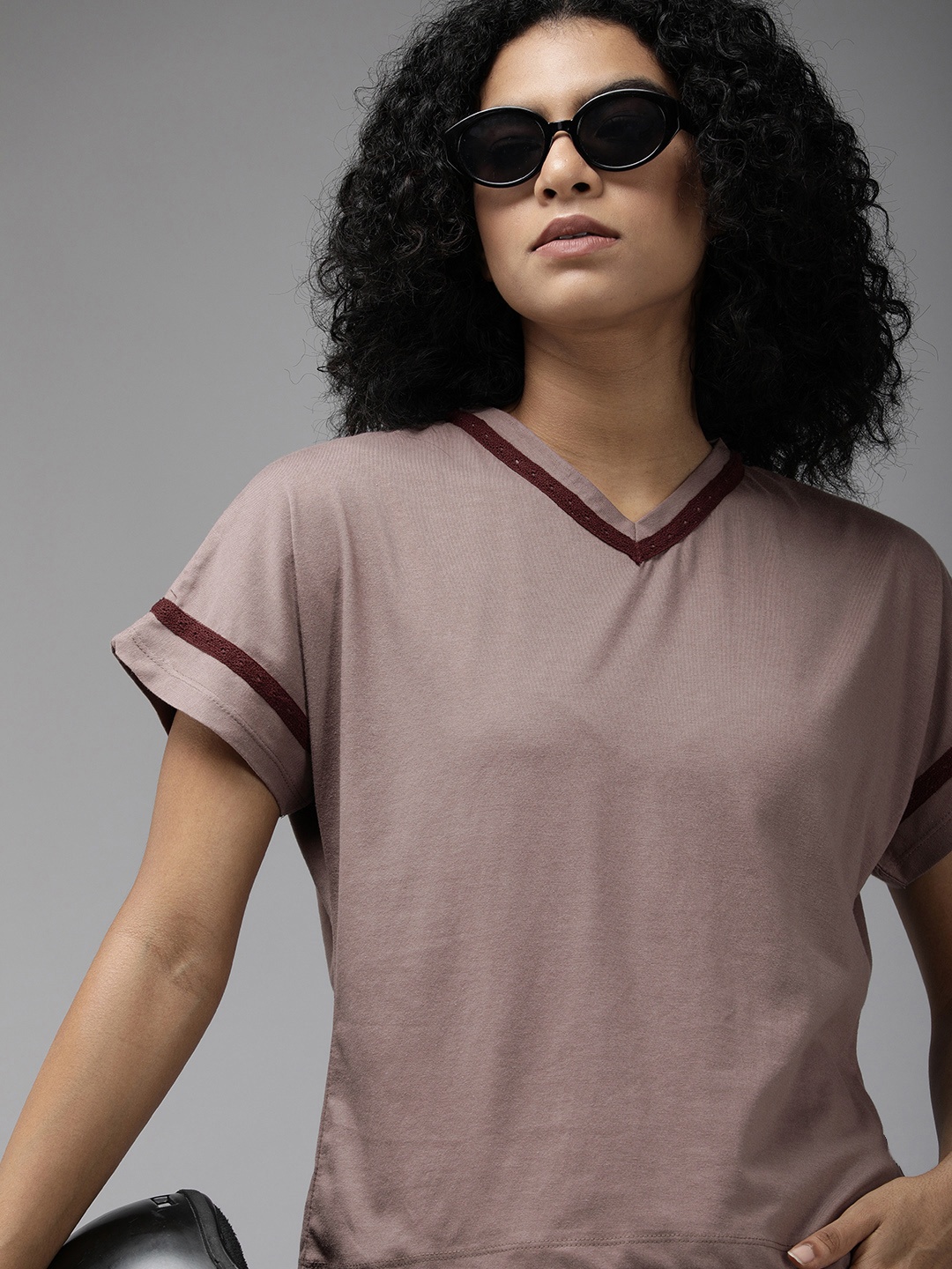 

Roadster Women Mauve Solid V-Neck Casual T-shirt With Tonal Lace Detail