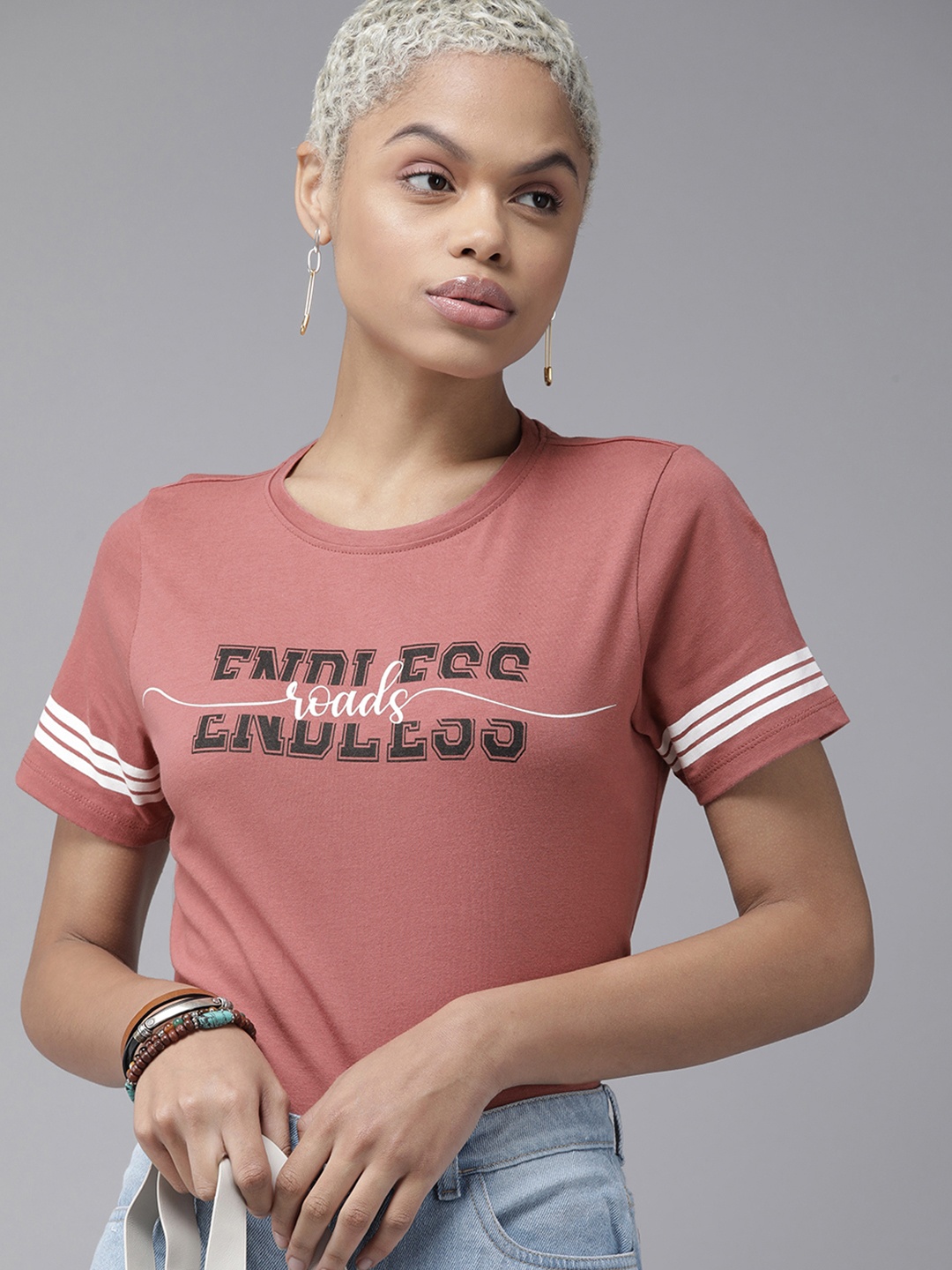 

The Roadster Lifestyle Co Women Rose & White Printed T-shirt