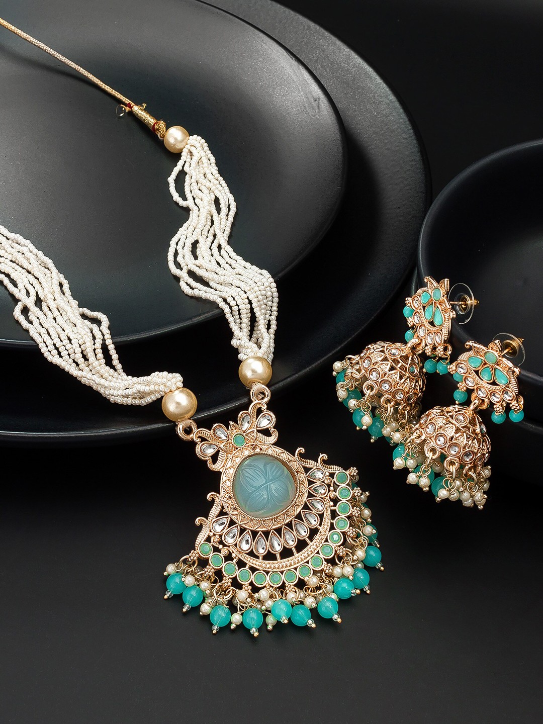

aadita Gold-Plated White & Blue Stone-Studded White Pearl Beaded Jewellery Set