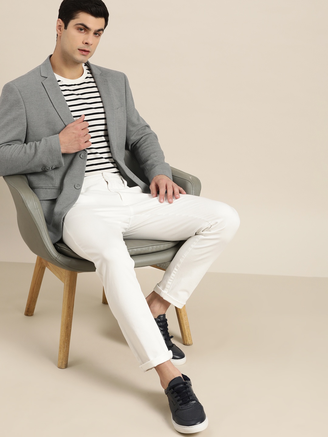 

INVICTUS Men Grey Slim Fit Self-Design Single-Breasted Smart Casual Blazer