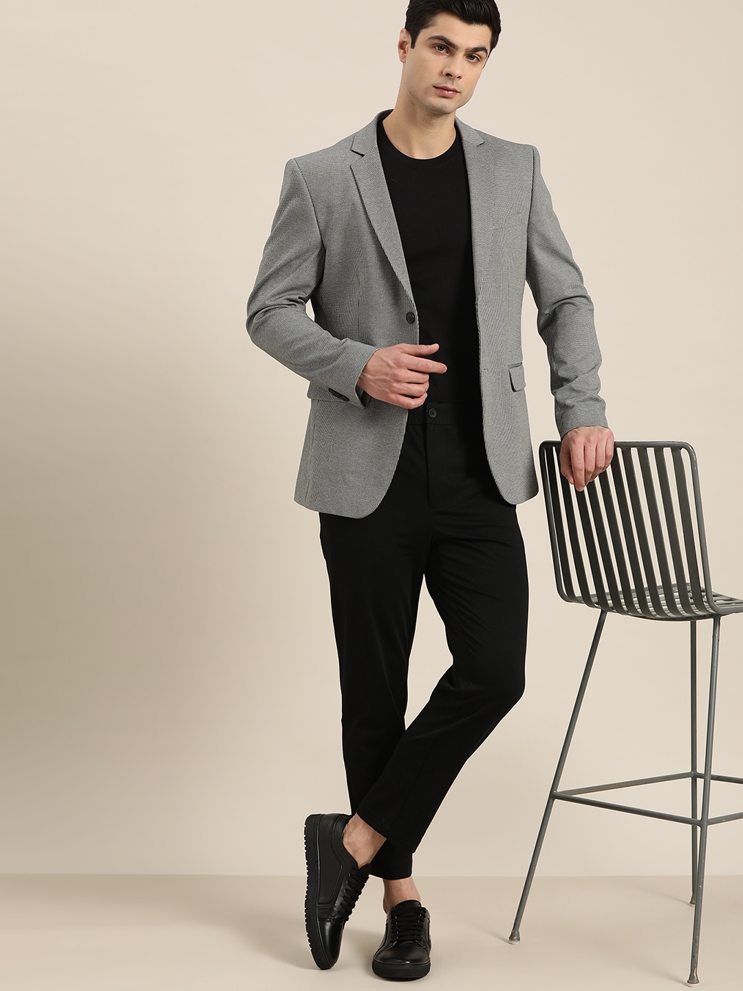 

INVICTUS Men Grey Slim Fit Self-Design Single-Breasted Smart Casual Blazer