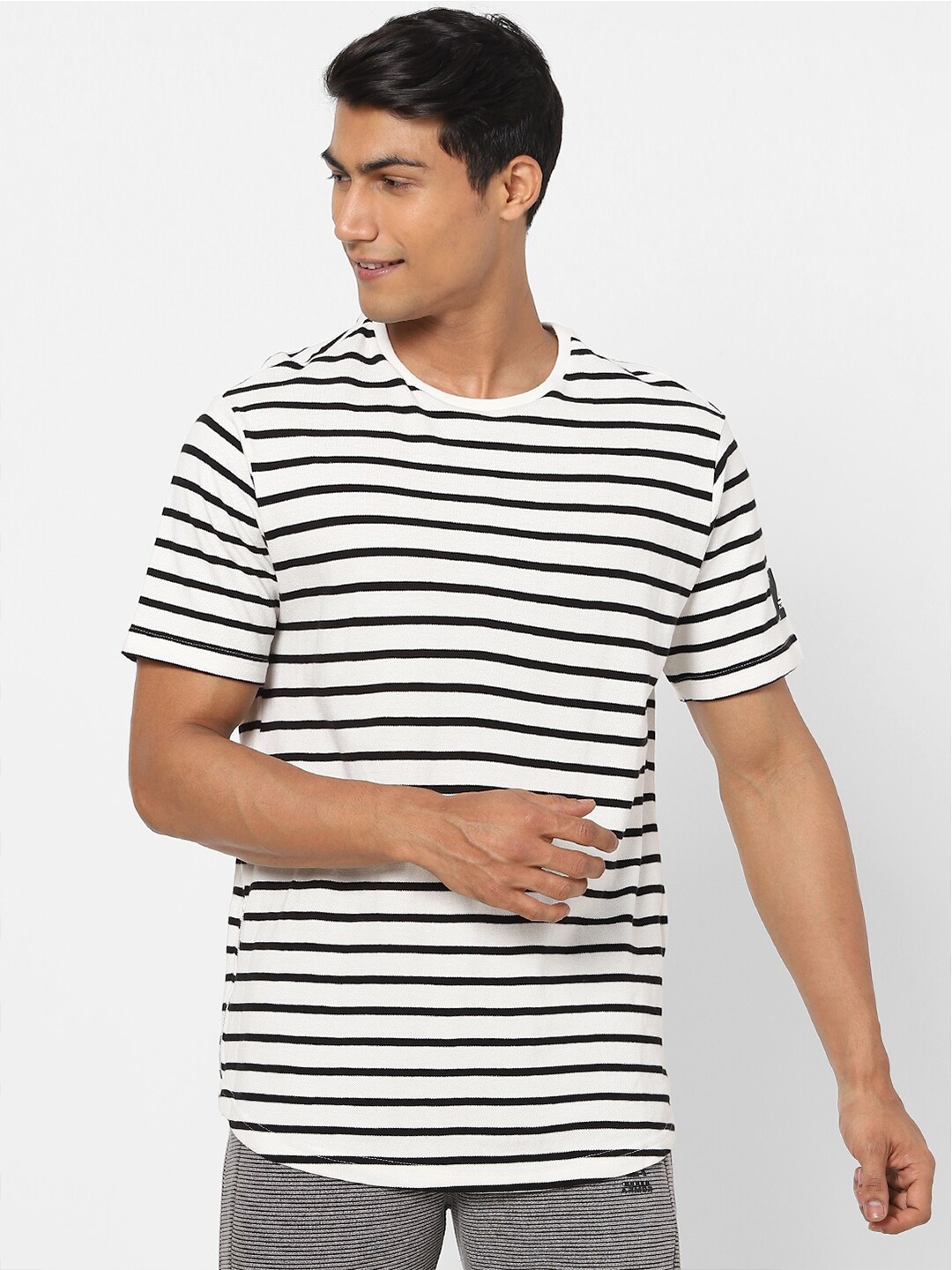 

Street Armor by Pantaloons Men White & Black Striped Pure Cotton T-shirt