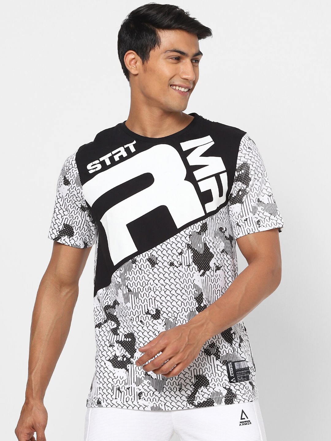 

Street Armor by Pantaloons Men White & Black Printed Pure Cotton T-shirt