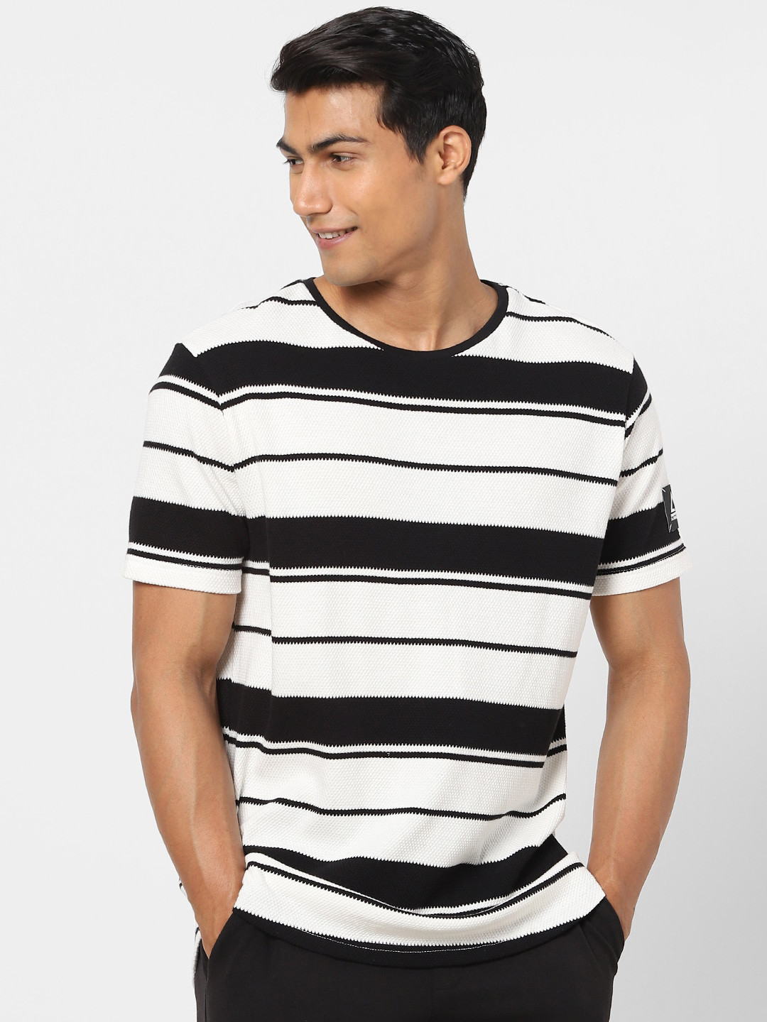 

Street Armor by Pantaloons Men Black & White Striped Pure Cotton T-shirt, Multi