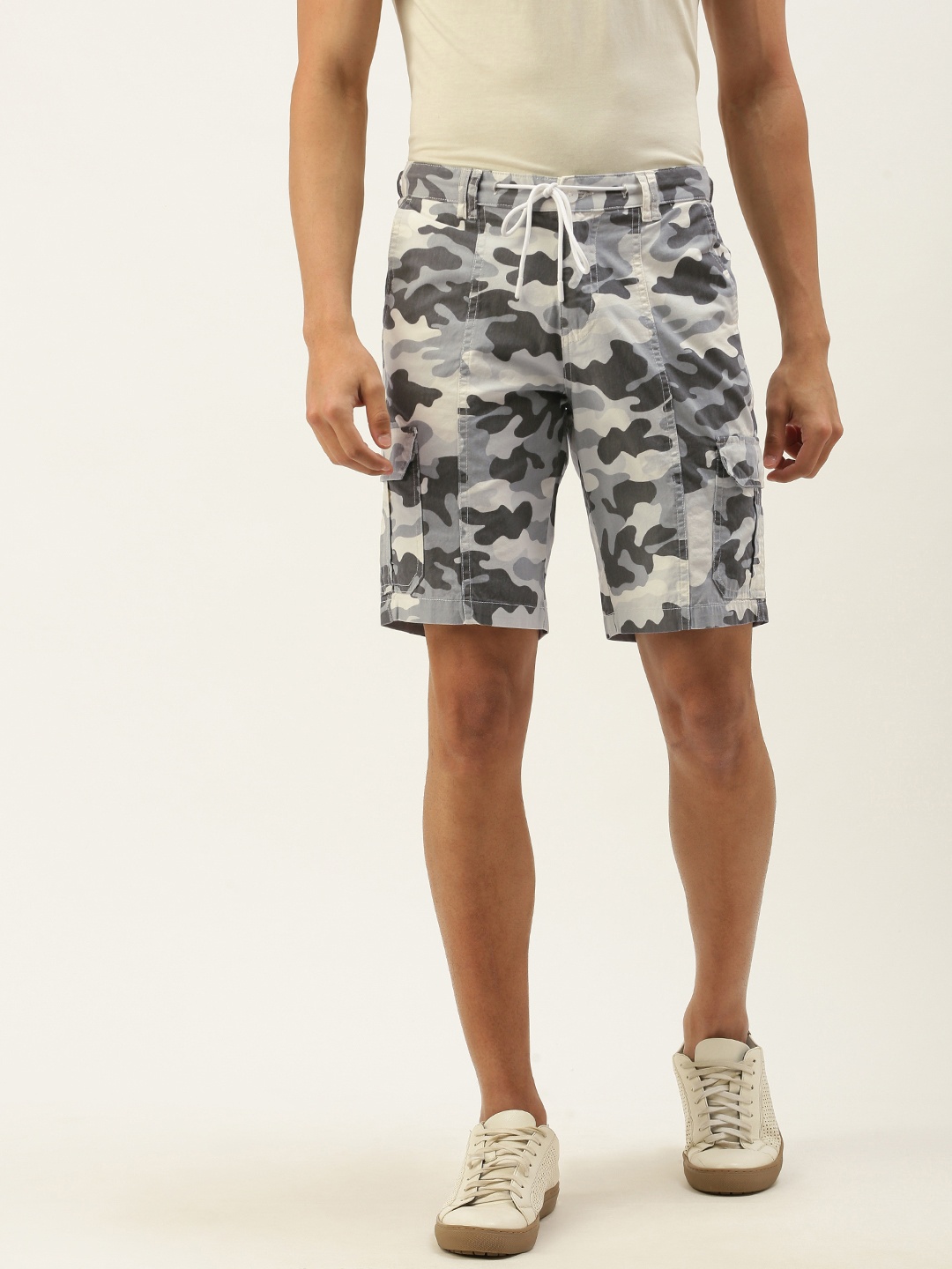 

IVOC Men Grey Camouflage Printed Slim Fit Cargo Shorts