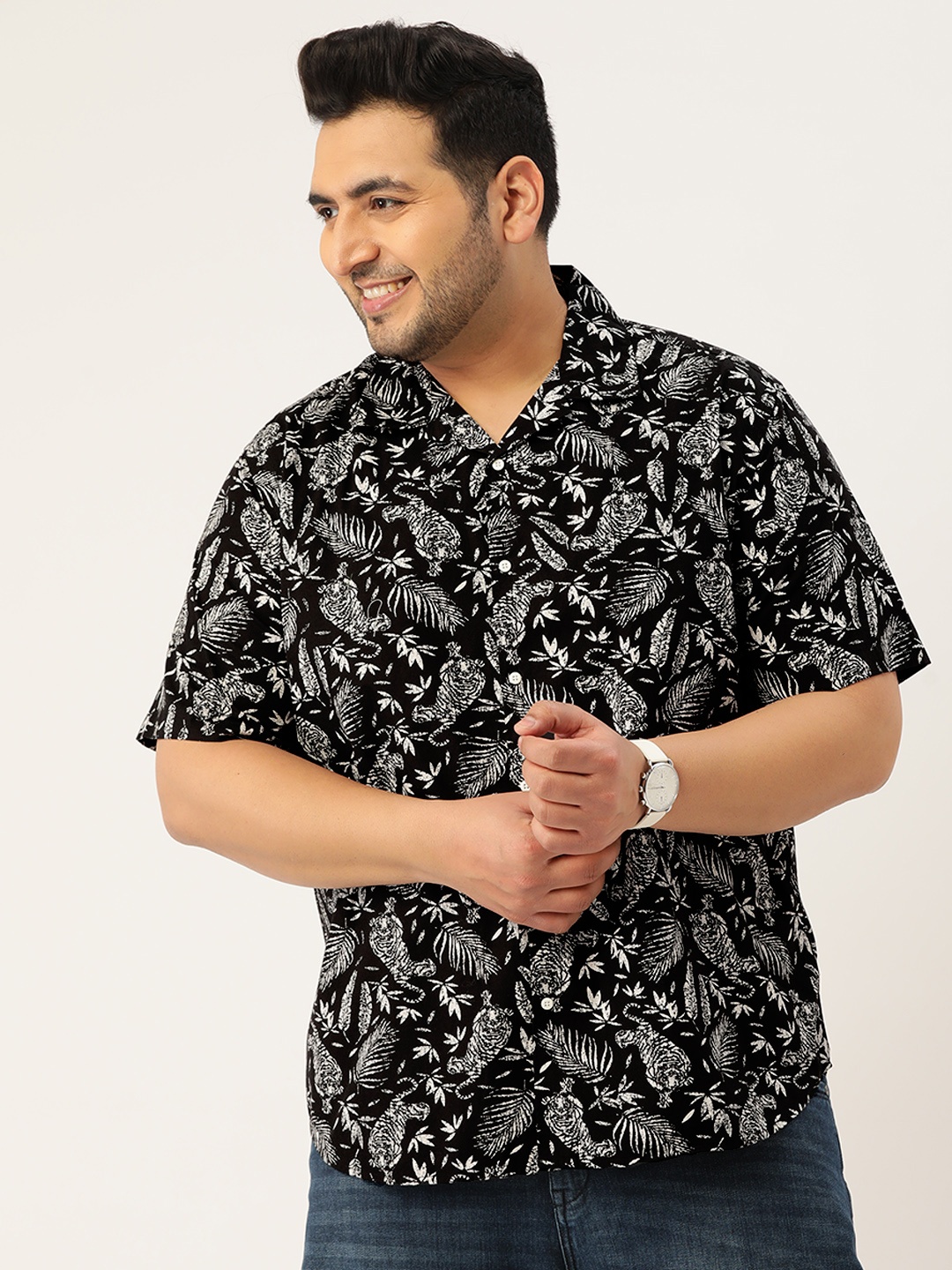

Bene Kleed Plus Men Black & White Floral Printed Casual Shirt