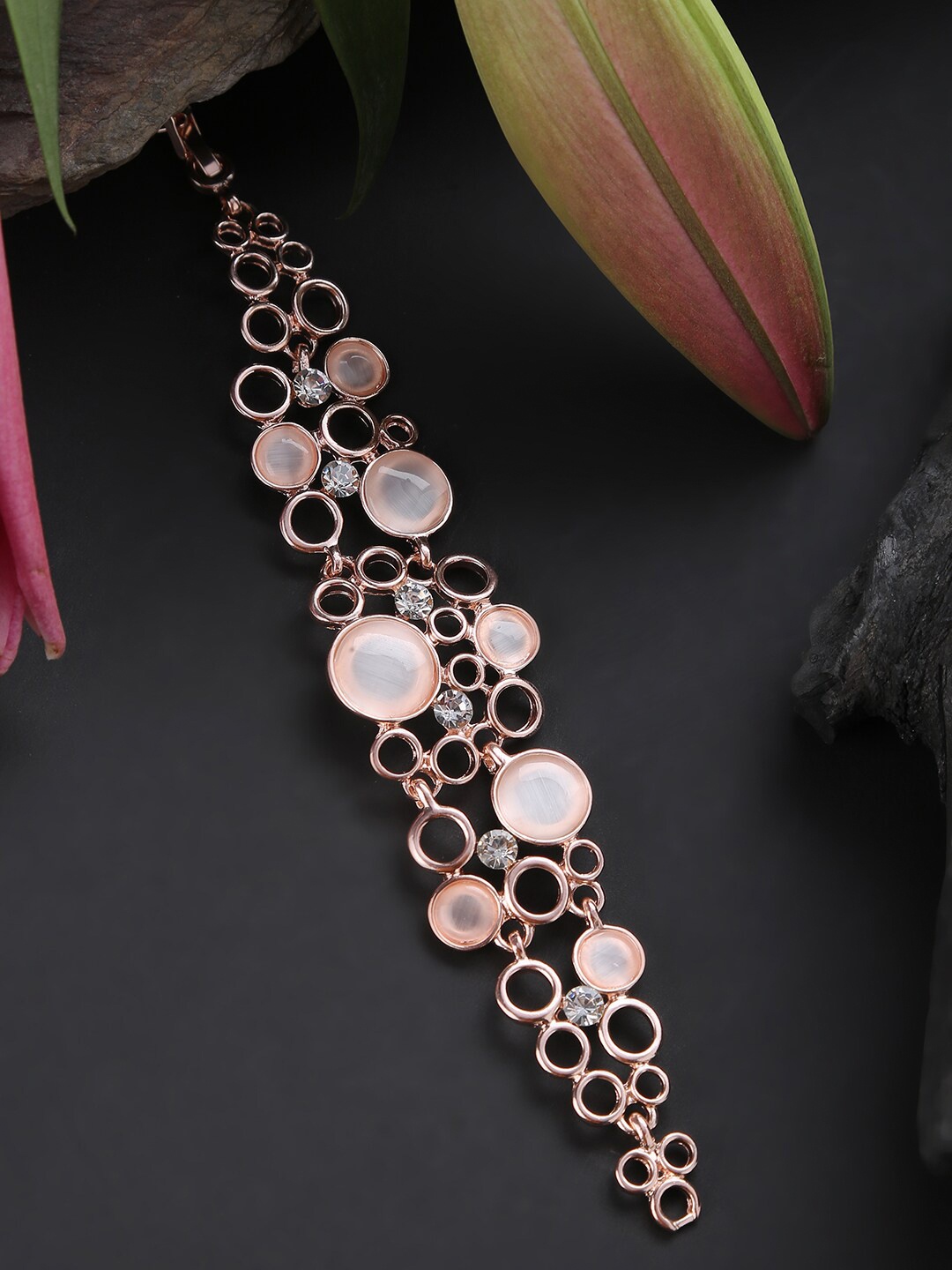 

SOHI Women Rose & White Wraparound Interlock Bracelet