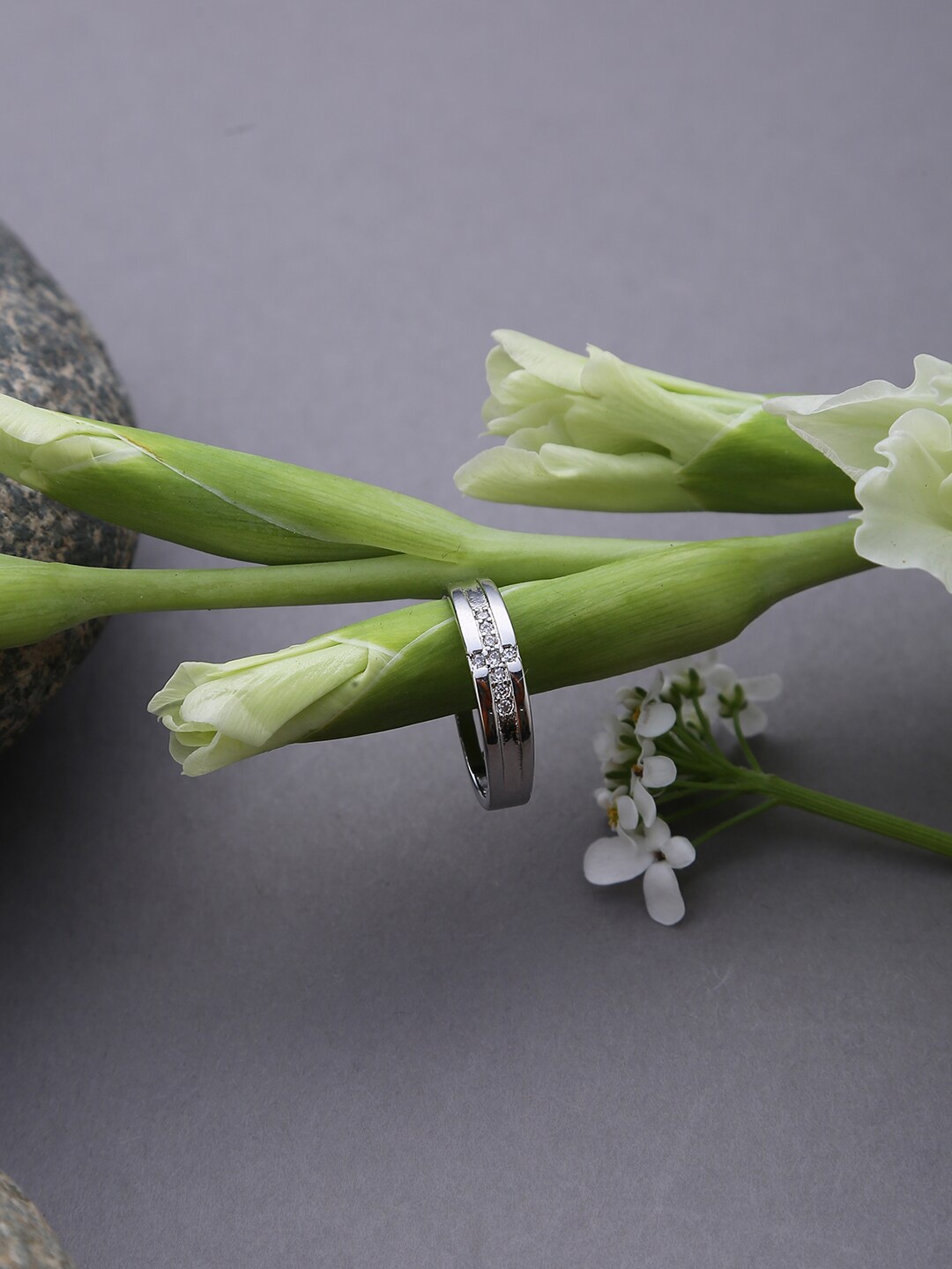 

SOHI Oxidised Silver-Plated Stone-Studded Finger Band