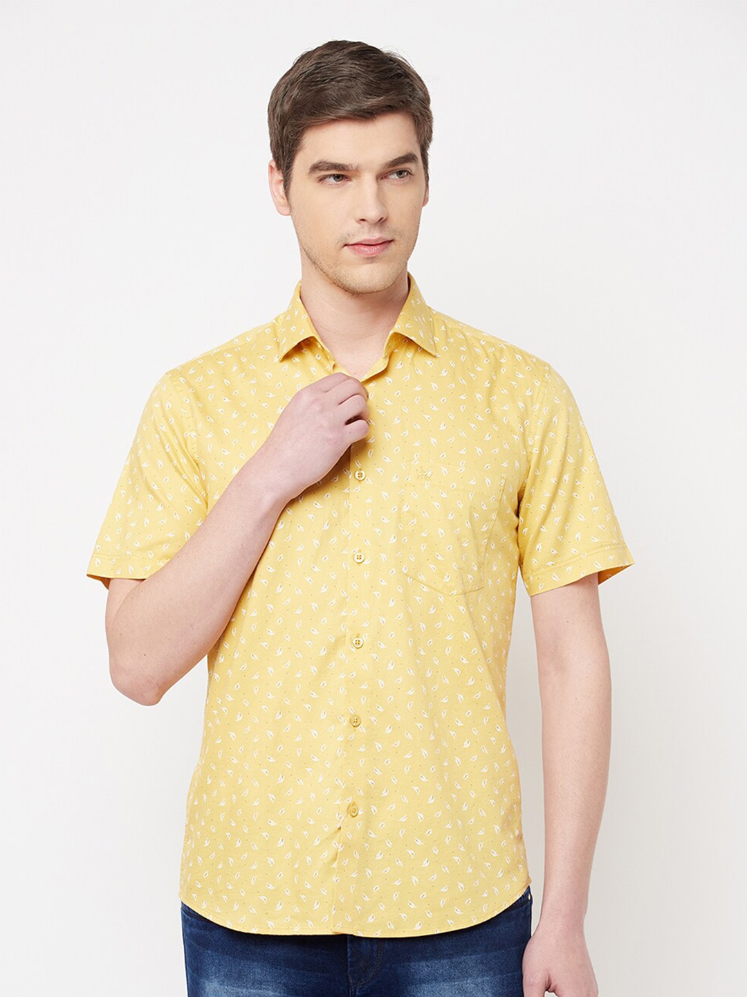 

Crimsoune Club Men Yellow Slim Fit Printed Casual Shirt