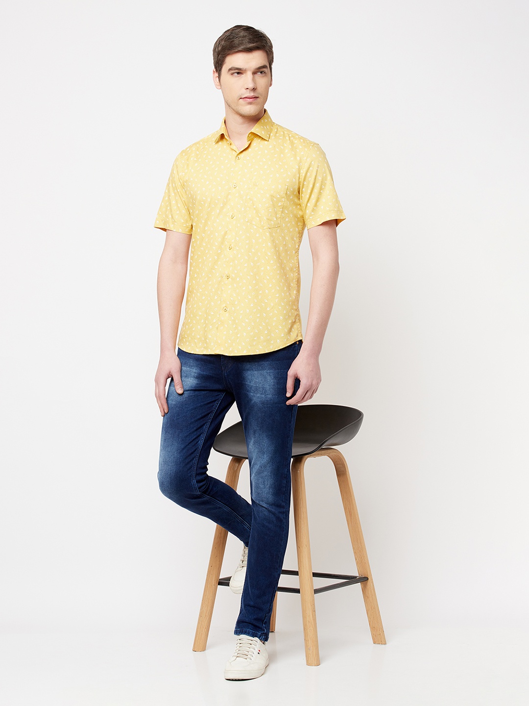 

Crimsoune Club Men Yellow Cotton Slim Fit Floral Printed Casual Shirt