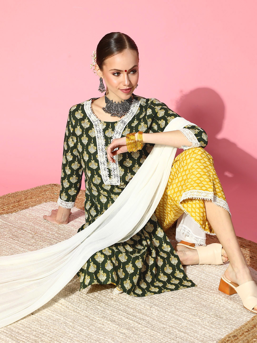 

Sangria Women Green Floral Printed Pure Cotton Kurta with Trousers & Dupatta