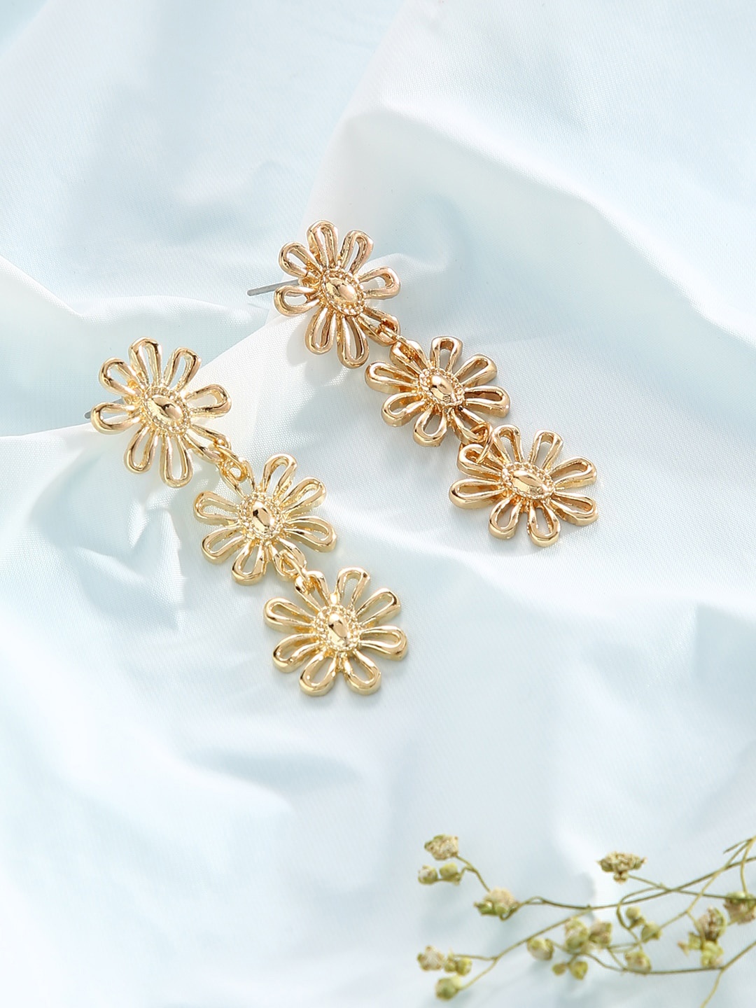 

justpeachy White & Gold-Toned Contemporary Drop Earrings