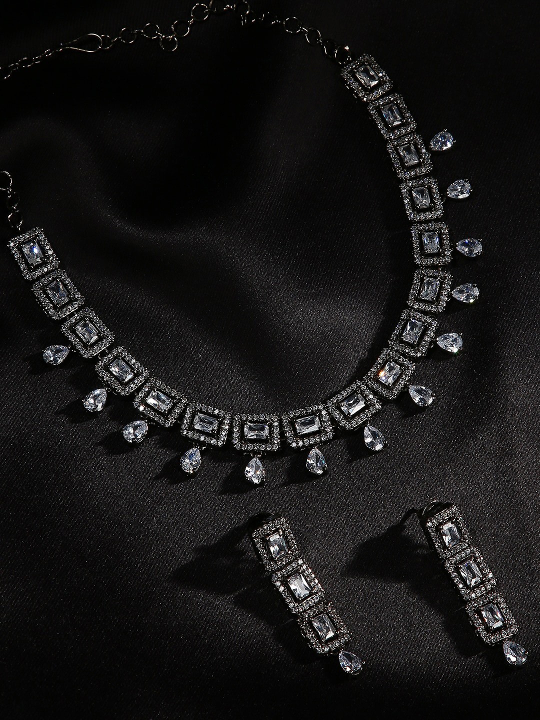 

justpeachy Black & White AD-Studded Jewellery Set