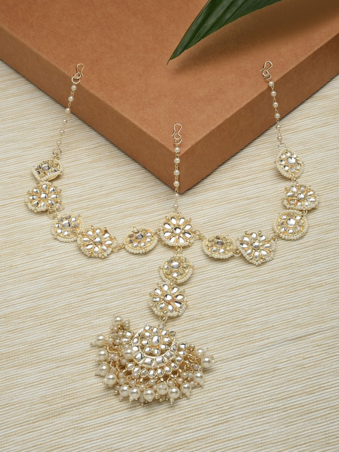 

Zaveri Pearls Gold-Plated White Kundan-Studded & Beaded Mathapatti
