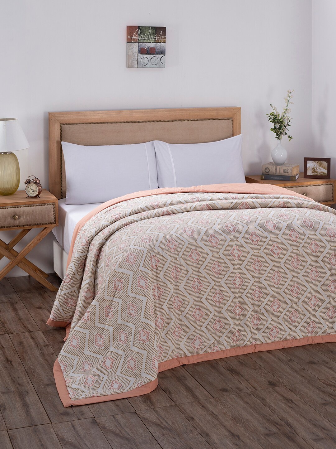 

MASPAR Peach-Coloured & White Geometric AC Room 110 GSM Double Bed Quilt