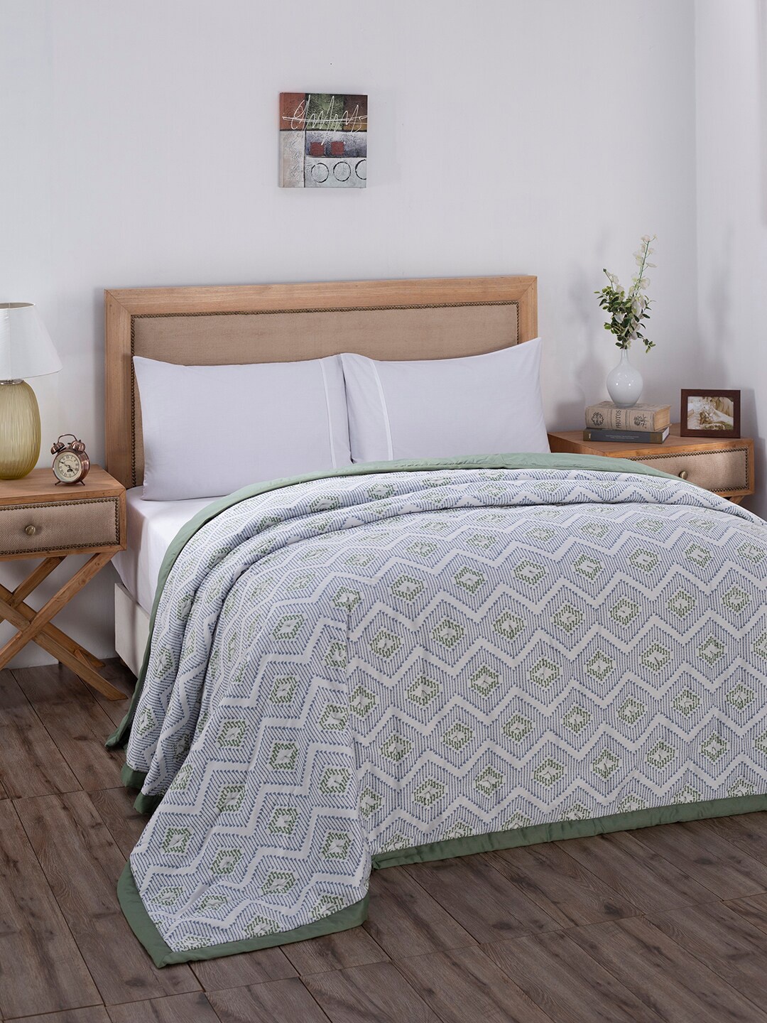 

MASPAR Blue & White Geometric AC Room 110 GSM Single Bed Quilt