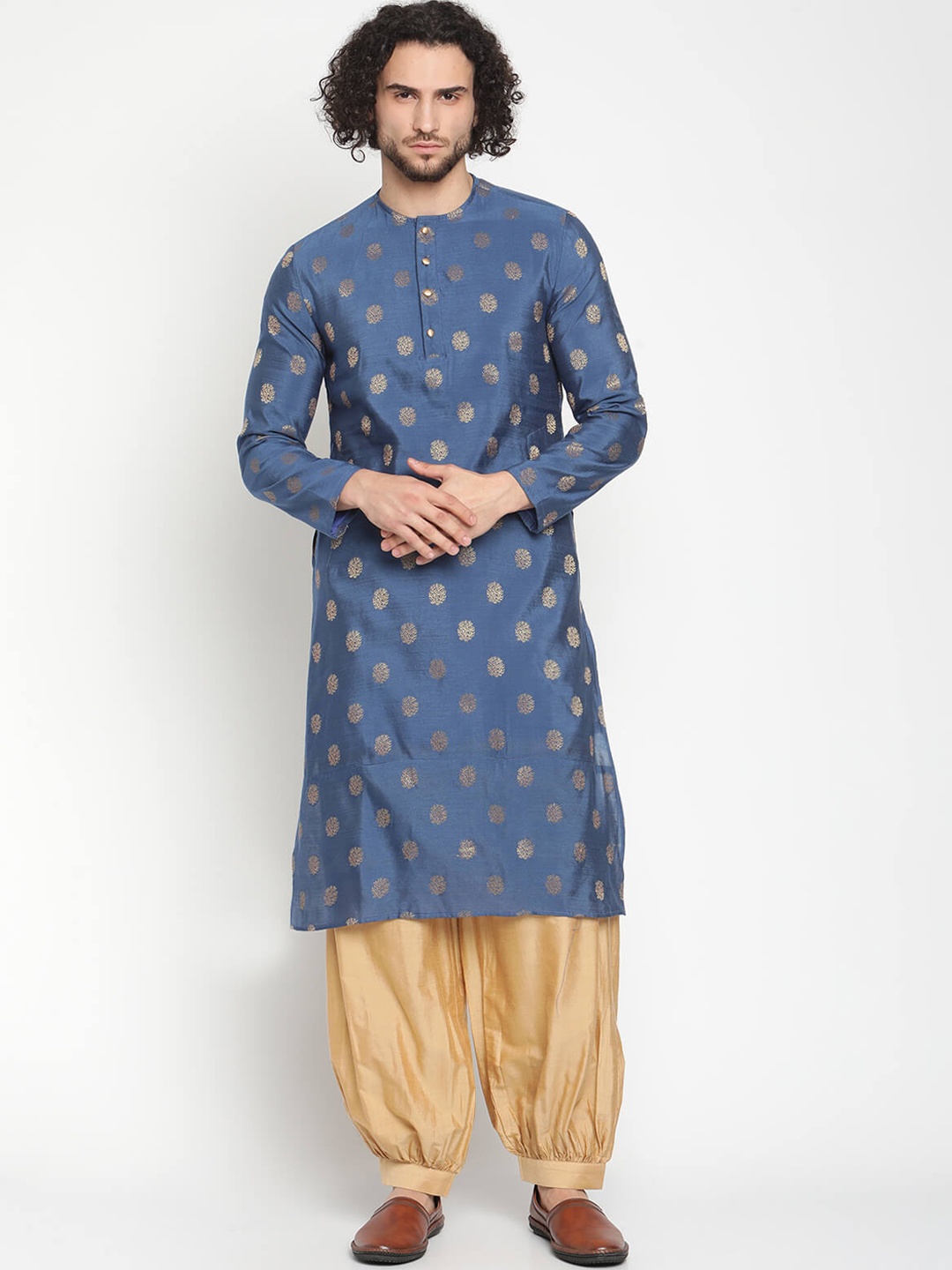 

Abhishti Men Blue Banarasi Kurta With Zari Work