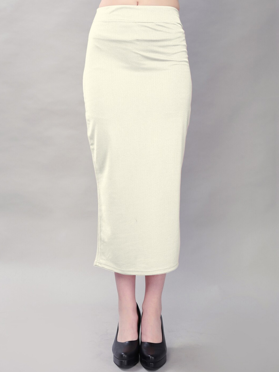

Selvia Women Cream-Coloured Solid Saree Shapewear