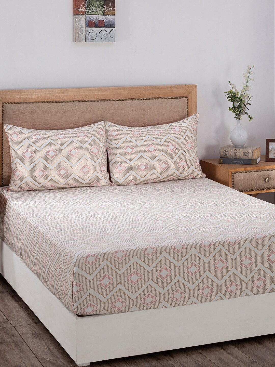 

MASPAR White & Peach-Coloured Geometric 210 TC Queen Bedsheet with 2 Pillow Covers