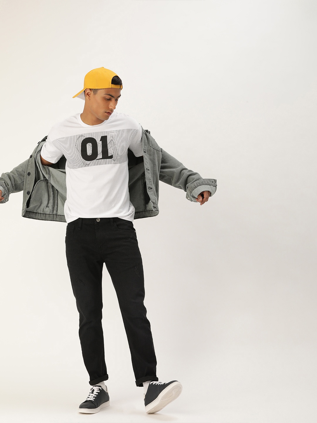 

SINGLE Men White Typography Printed Drop-Shoulder Sleeves Slim Fit T-shirt