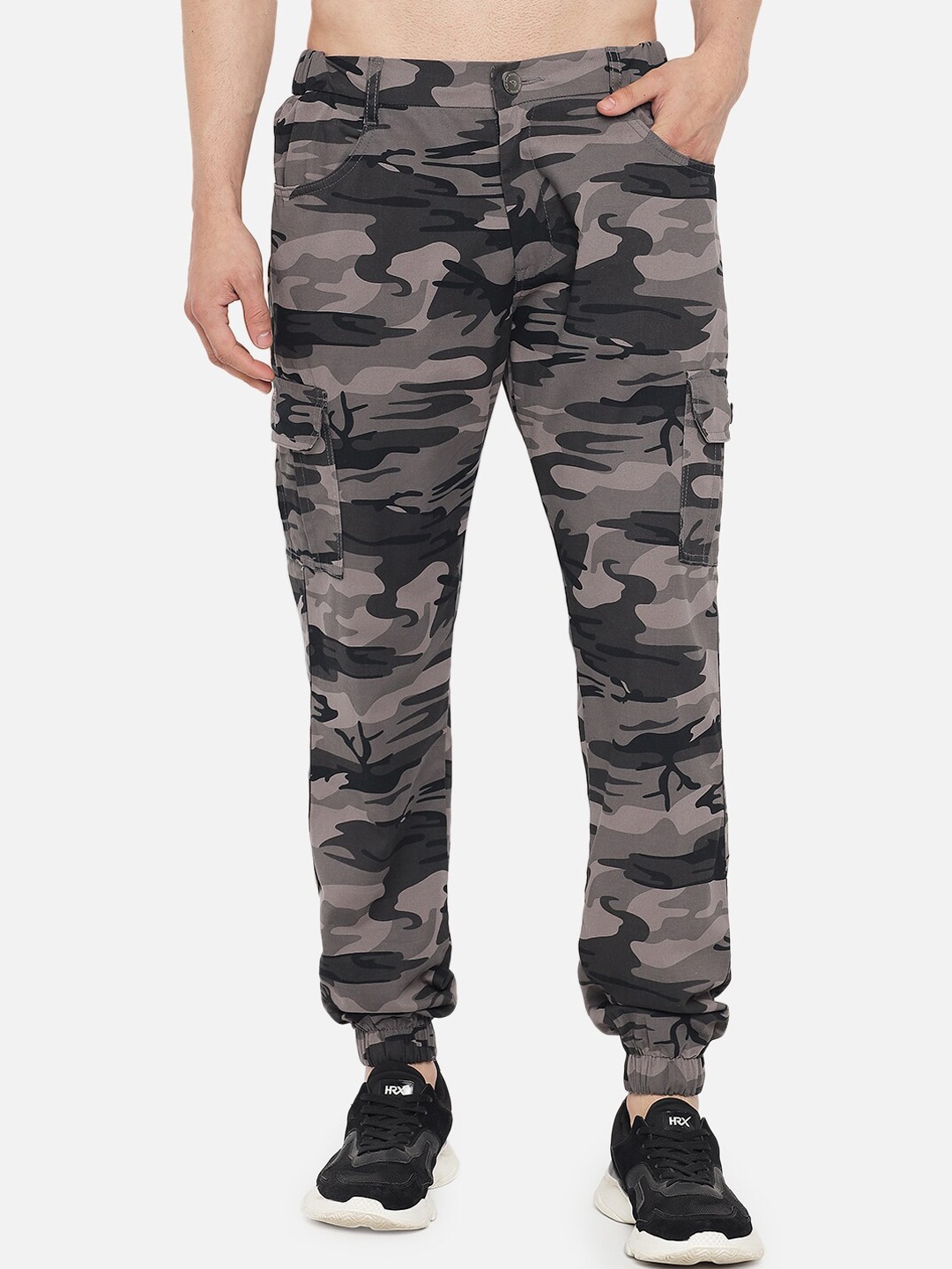 

The Dry State Men Grey Camouflage Printed Loose Fit Easy Wash Cargos Trousers